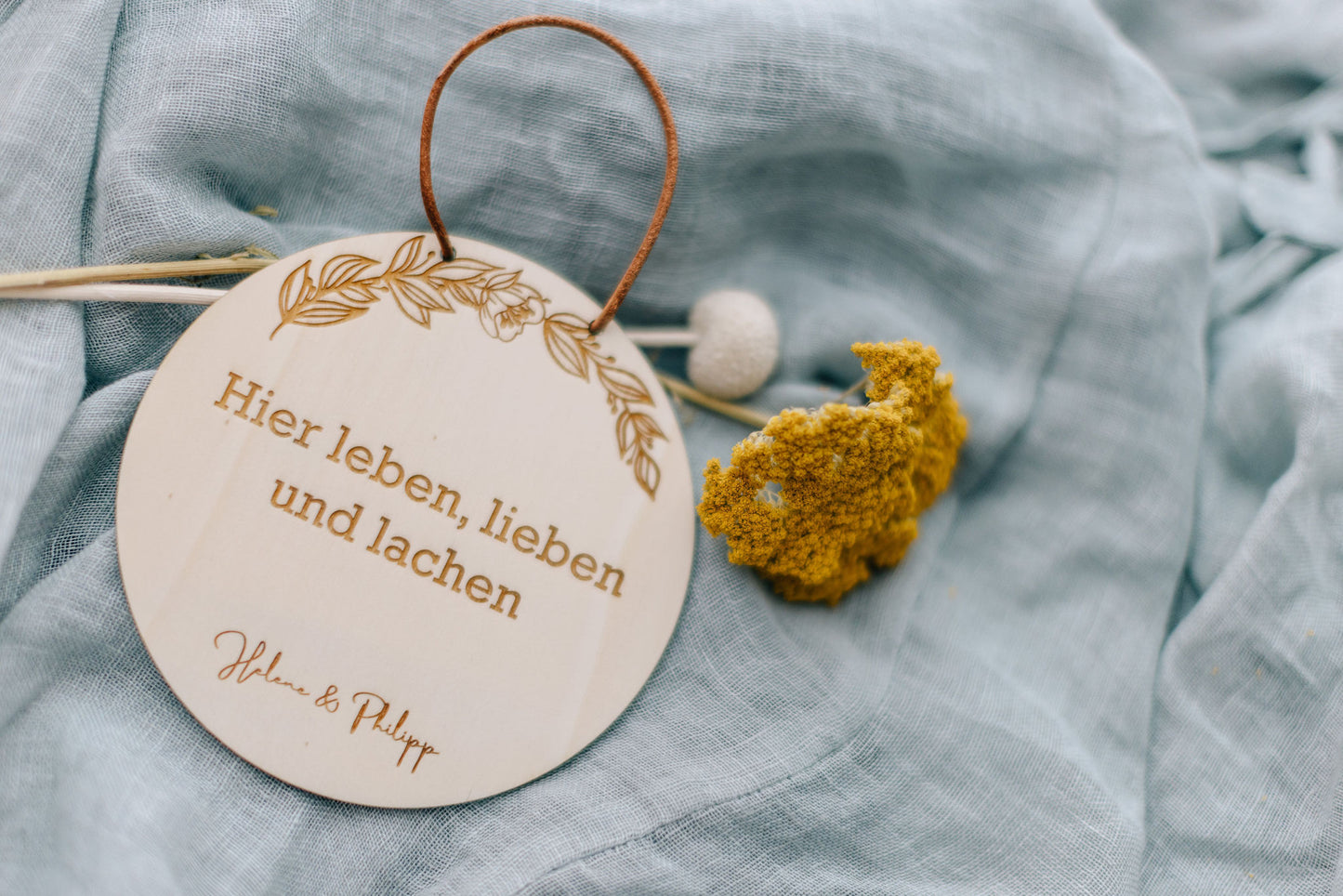 Tür Schild | Türschild | Hier leben, lieben und lachen | personalisiertes Tür Schild | Willkommensschild | personalisierbar