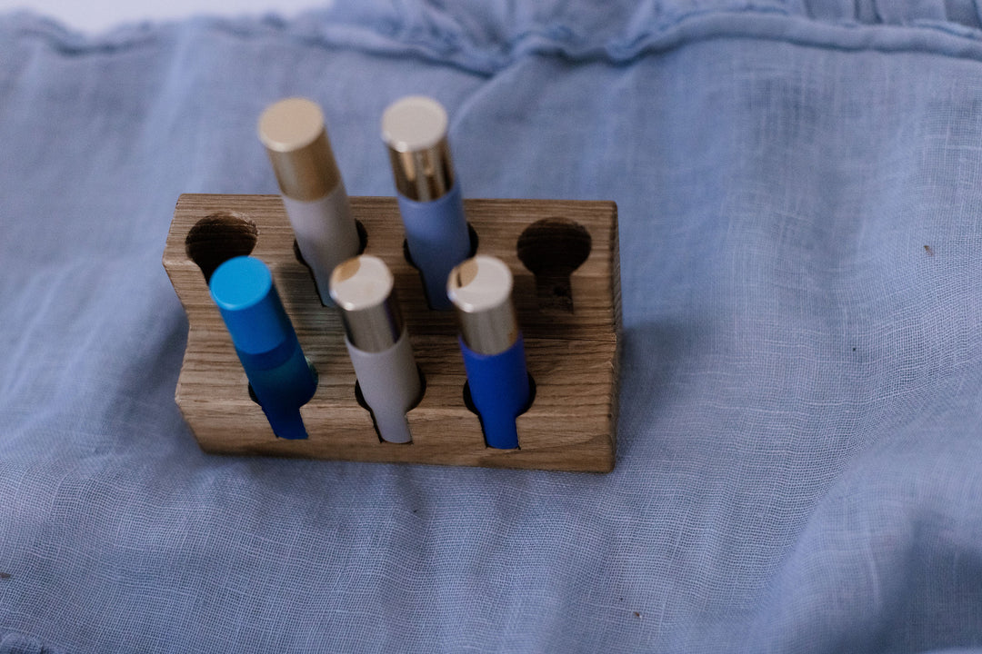 Roll-On Organizer 7 Chakra Eiche handgefertigt – Aufbewahrung ätherische Öle Holz Wellness personalisierbar