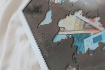 Hochzeitsgeschenk für reiselustige Paare - Personalisierte Weltkarte dunkel | personalisierbar