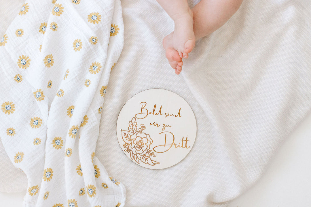 Nachwuchs verkünden | Holzschild | Holz | personalisiert | Bald sind wir zu Dritt / Viert / Fünft | Geschenkanhänger |