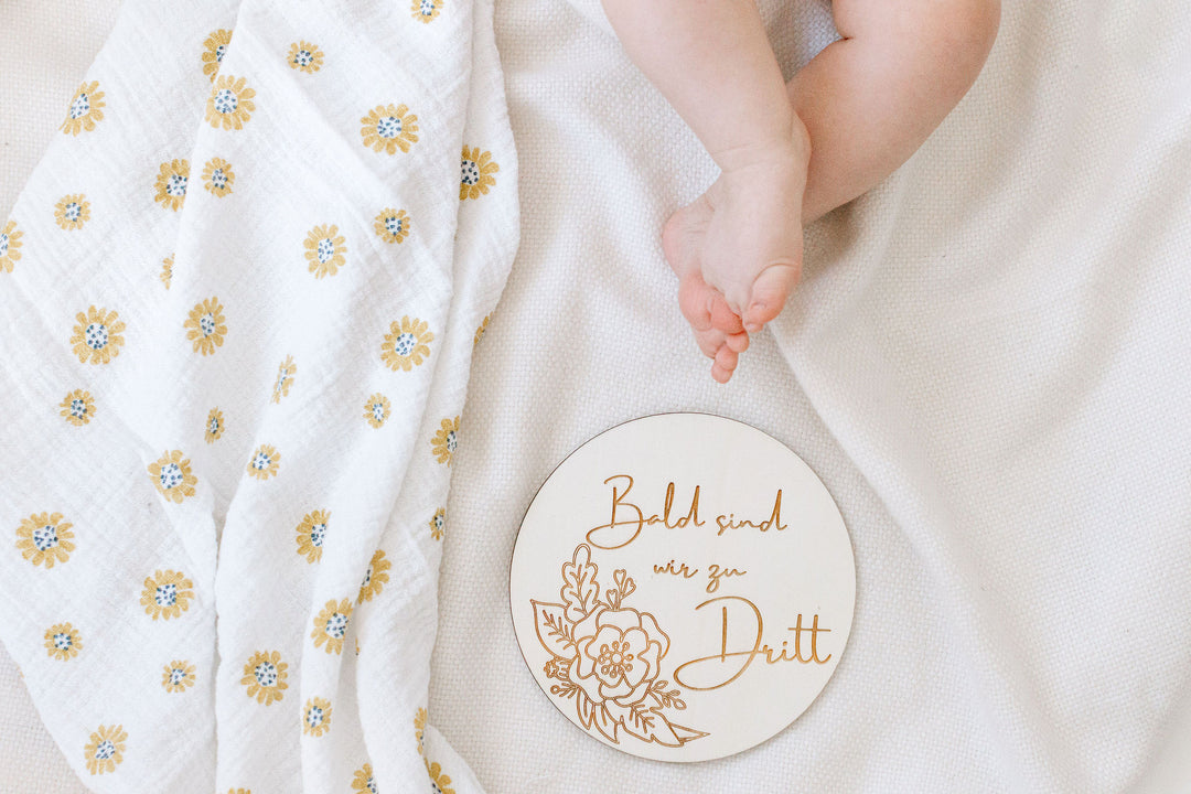 Nachwuchs verkünden | Holzschild | Holz | personalisiert | Bald sind wir zu Dritt / Viert / Fünft | Geschenkanhänger |