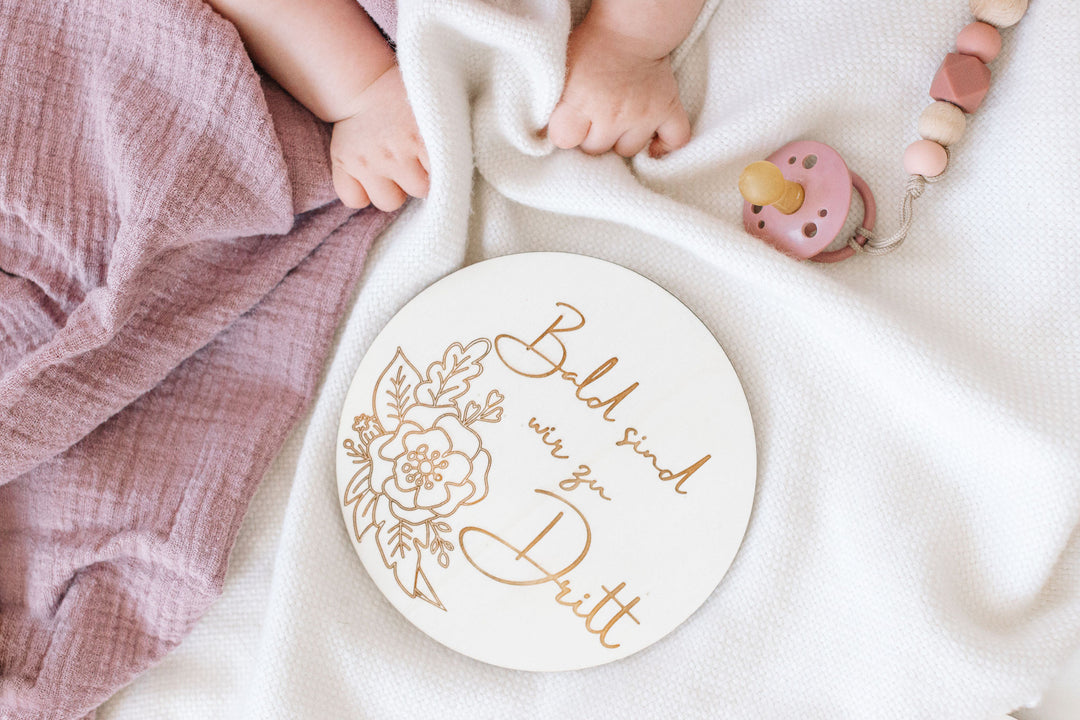 Nachwuchs verkünden | Holzschild | Holz | personalisiert | Bald sind wir zu Dritt / Viert / Fünft | Geschenkanhänger |