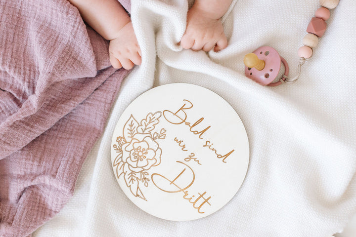 Nachwuchs verkünden | Holzschild | Holz | personalisiert | Bald sind wir zu Dritt / Viert / Fünft | Geschenkanhänger |