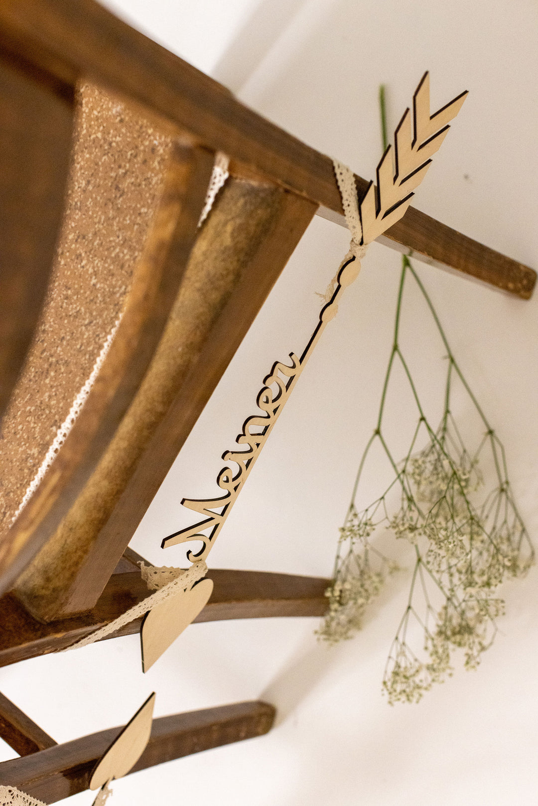 Stuhlschild | Stuhlgirlande | Meine Meiner | Pfeil für Hochzeit | Stuhl Deko | Schriftzug Meine Meiner |