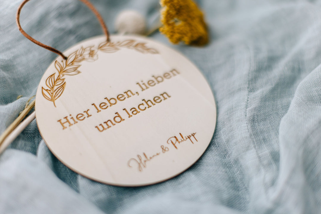 Tür Schild | Türschild | Hier leben, lieben und lachen | personalisiertes Tür Schild | Willkommensschild | personalisierbar