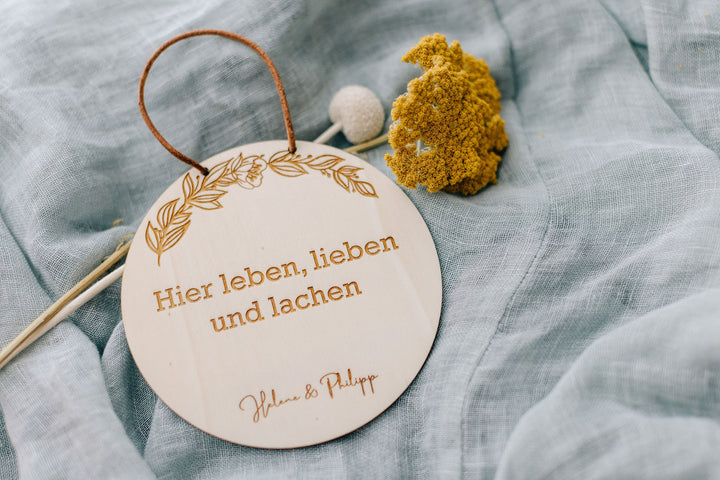 Tür Schild | Türschild | Hier leben, lieben und lachen | personalisiertes Tür Schild | Willkommensschild | personalisierbar