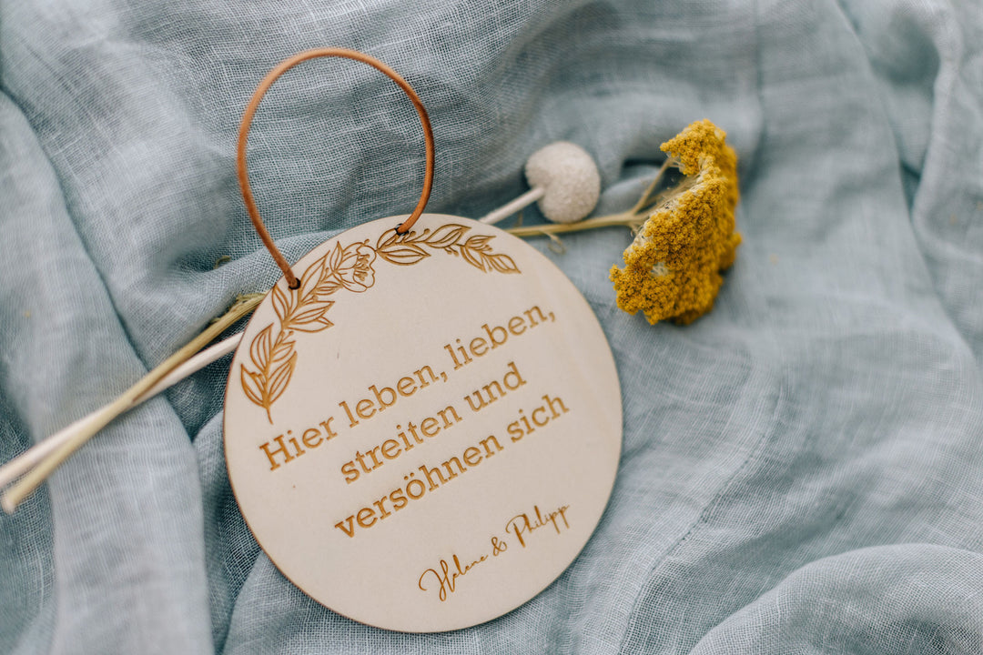 Tür Schild | Türschild | Hier leben, lieben, streiten und versöhnen sich | personalisiertes Tür Schild | Willkommensschild | personalisierbar