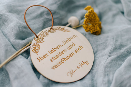Tür Schild | Türschild | Hier leben, lieben, streiten und versöhnen sich | personalisiertes Tür Schild | Willkommensschild | personalisierbar