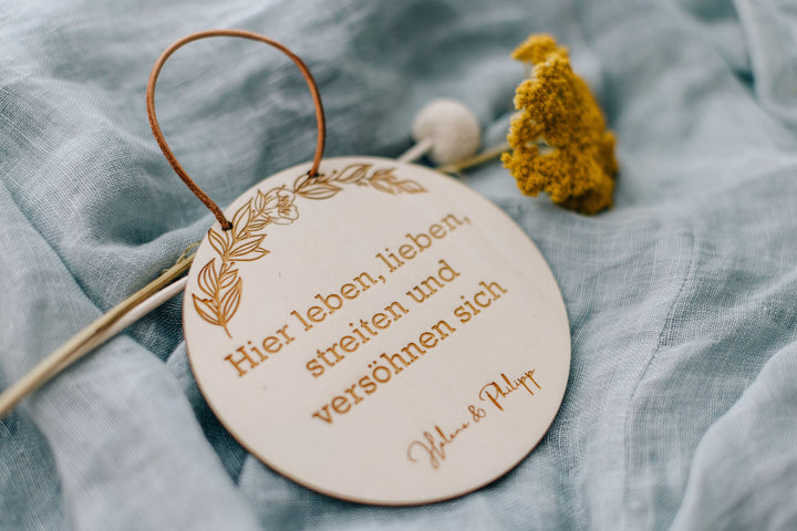 Tür Schild | Türschild | Hier leben, lieben, streiten und versöhnen sich | personalisiertes Tür Schild | Willkommensschild | personalisierbar