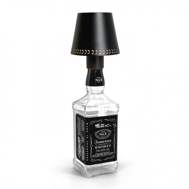 LED-Akkuleuchte aufgesteckt auf Whiskeyflasche als originelle Tischbeleuchtung