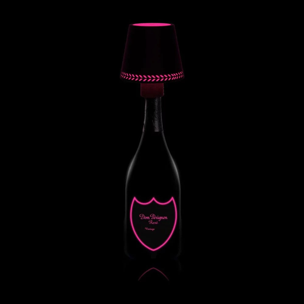 Flaschenaufsatzleuchte mit pinkem RGB-Farblicht auf beleuchteter Champagnerflasche