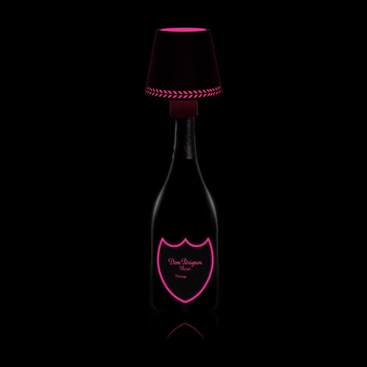 Flaschenaufsatzleuchte mit pinkem RGB-Farblicht auf beleuchteter Champagnerflasche