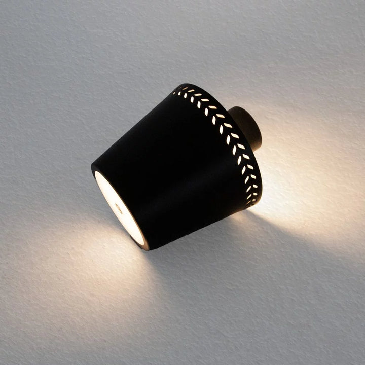 Flaschenlampe seitlich liegend mit eingeschaltetem warmweißem Licht und Schirmperforation
