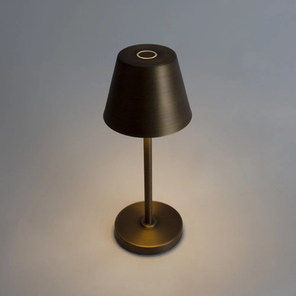 Akku Tischlampe Outdoor in Bronze gebürstet, Schrägansicht Freisteller für Tisch- und Gastronomiebeleuchtung