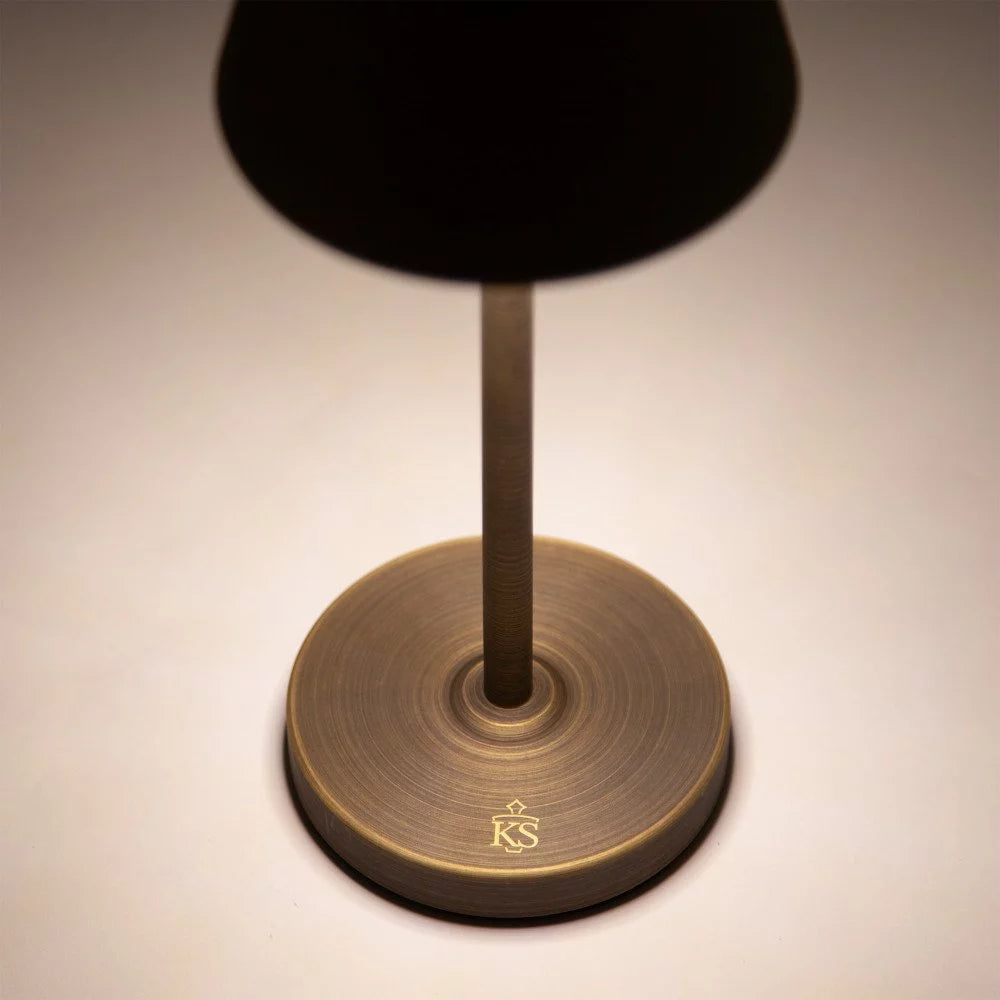Akku Tischlampe in Bronze eingeschaltet mit warmem Lichtkegel nach unten