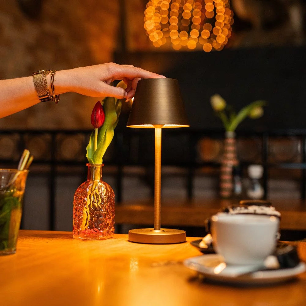 Akku Tischleuchte auf Restauranttisch mit gemütlicher Beleuchtung