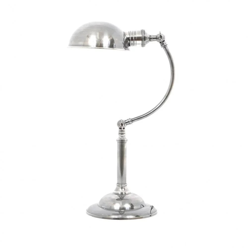 Verstellbare Vintage-Schreibtischlampe in Silber-Antikoptik mit geschwungenem Bogenarm und Halbkugelschirm, Freisteller