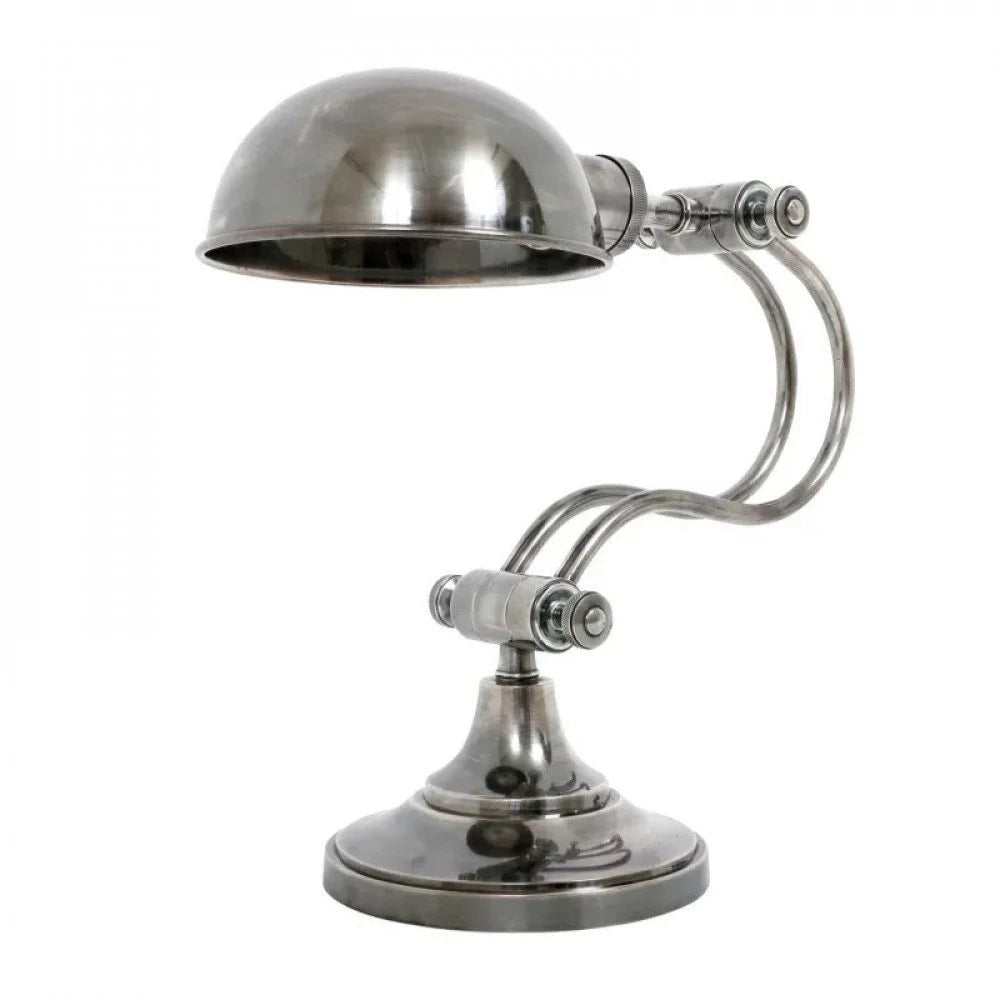 Vintage-Tischleuchte aus Messing in Antiksilber mit geschwungenem Doppelrohr-Arm und Halbkugelschirm, Freisteller