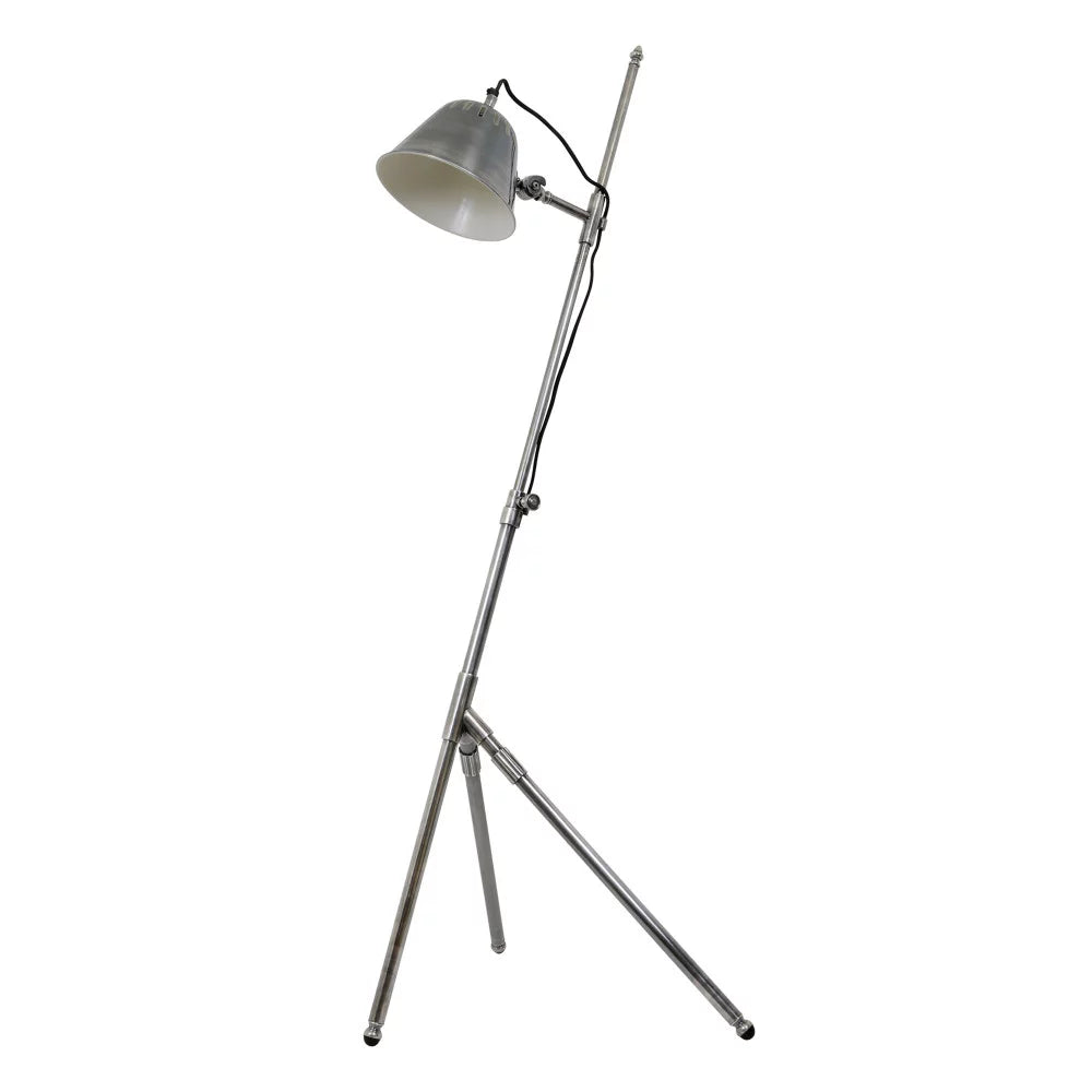 Industrielle Dreibein-Stehlampe aus Metall in Antiksilber mit Teleskopgestänge, Trichterschirm und Stativfuß, Freisteller
