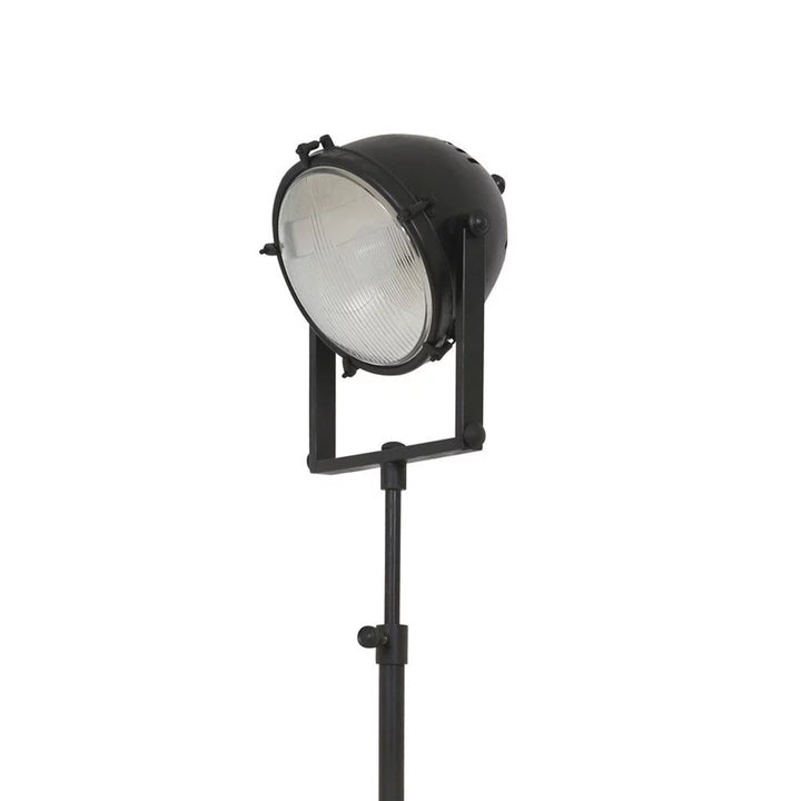 Backsteinwand im Filmset-Ambiente
dreibeinlampe-xxl-schwarz-02-kopfdetail.jpg	Detail des verstellbaren Scheinwerferkopfes in Mattschwarz mit gerillter Streuscheibe und Kardanbügel, Freisteller