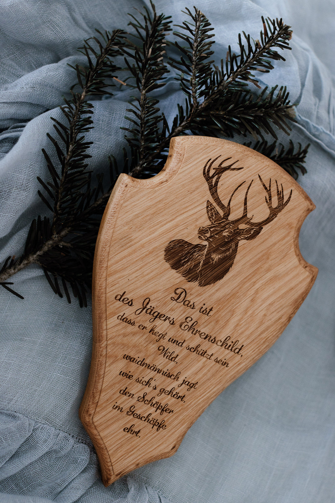 Handgefertigtes Ehrenschild Hirsch aus massiver Eiche graviert – personalisiert handgefertigt Niederbayern