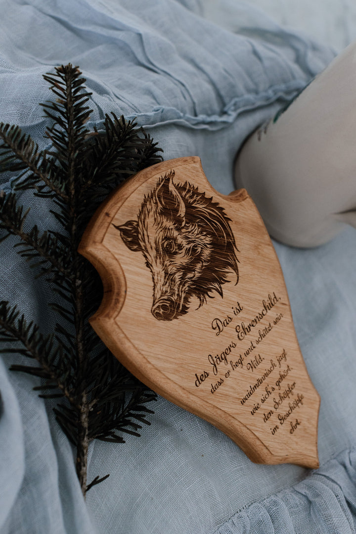 Handgefertigtes Ehrenschild Keiler Wildschwein aus massiver Eiche graviert – personalisiert handgefertigt Niederbayern
