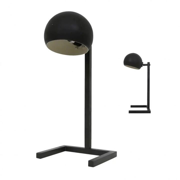 Mid-Century Schreibtischlampe in Mattschwarz mit U-förmigem Standfuß, Vierkantgestell und Kugelreflektor, Freisteller