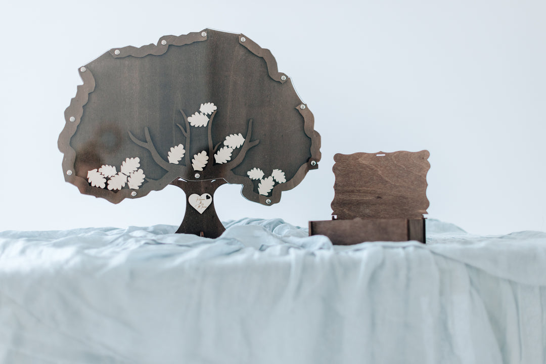 Herz mit gravierten Namen des Brautpaares – Gästebuch Baum Holz personalisiert handgefertigt Bayern