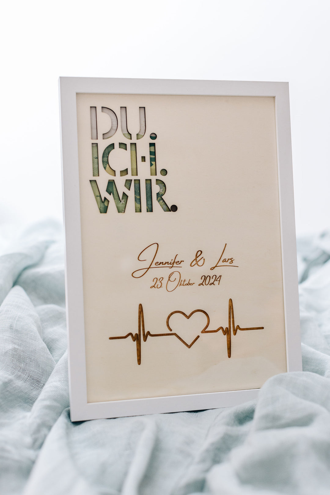 Personalisiertes Geldgeschenk Hochzeit Heartbeat DU ICH WIR – aus Holz mit Namen und Datum, handgefertigt in Bayern
