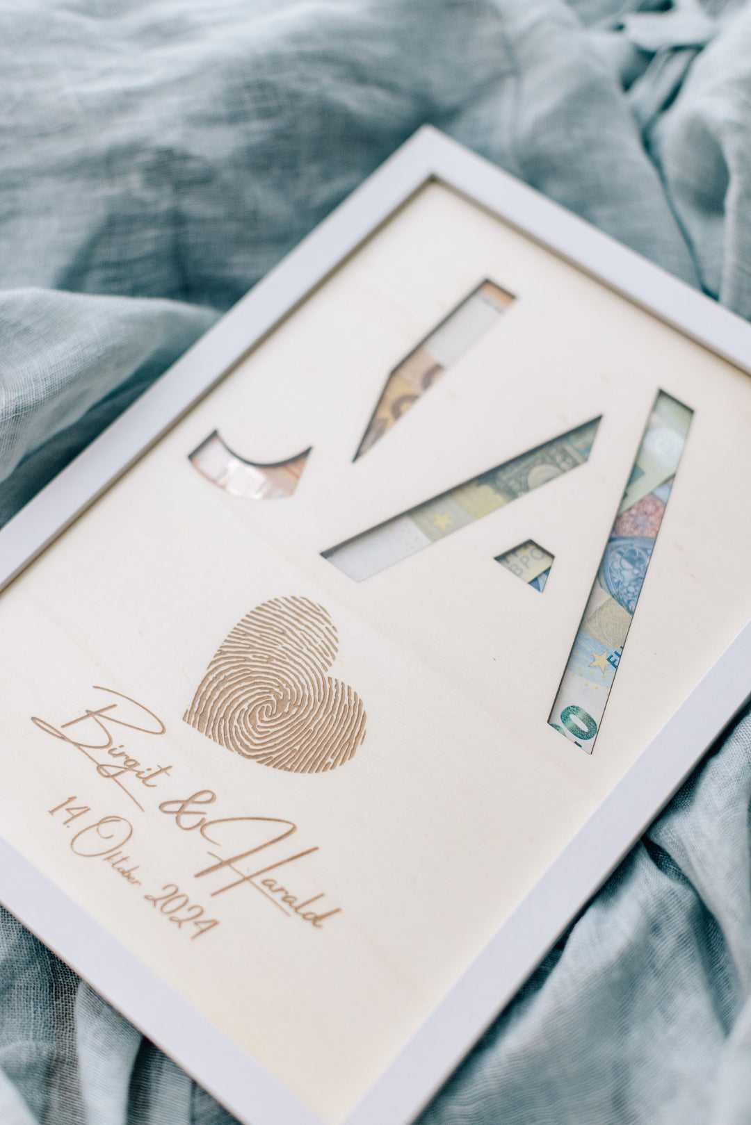 Herz und personalisierte Gravur mit Namen und Datum – Geldgeschenk Hochzeit Holz handgefertigt Bayern
