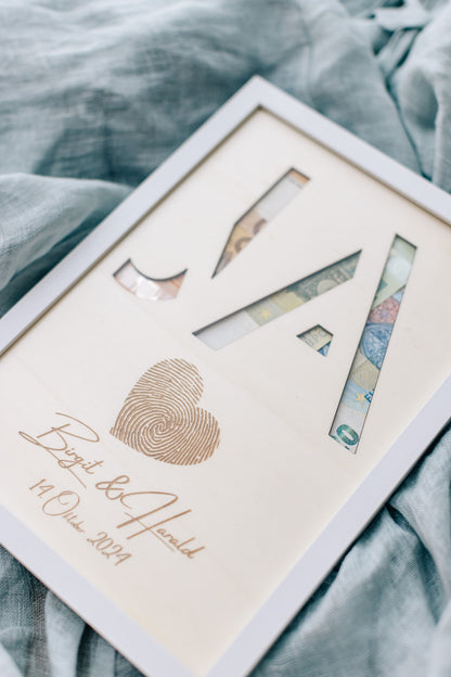 Herz und personalisierte Gravur mit Namen und Datum – Geldgeschenk Hochzeit Holz handgefertigt Bayern
