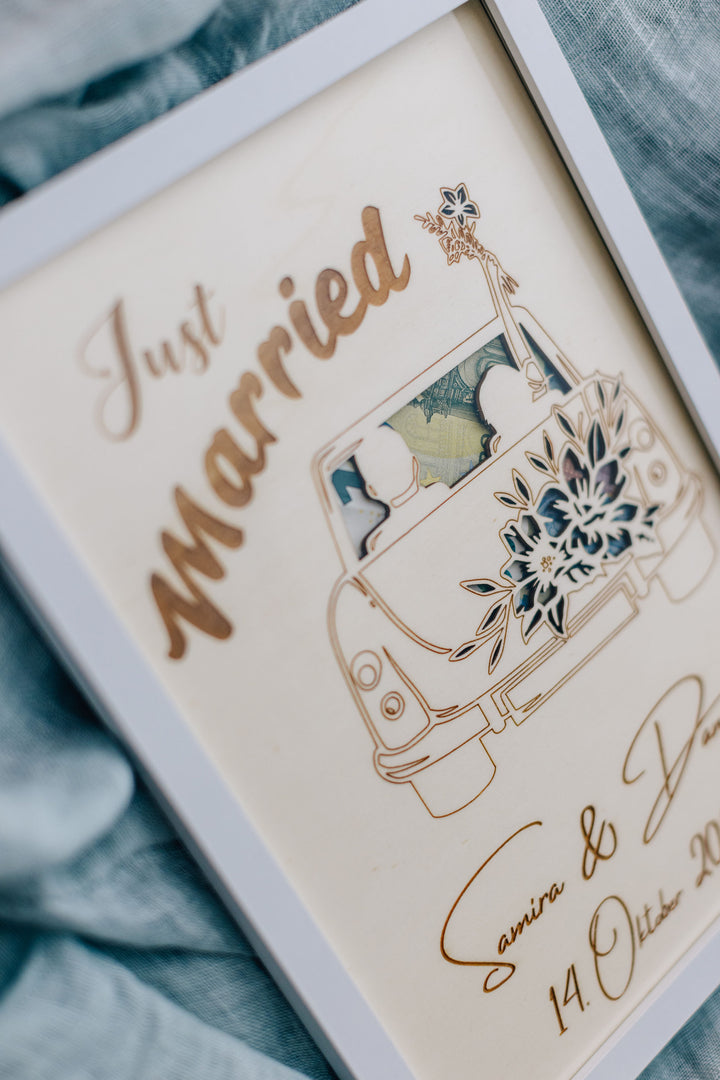 Geldgeschenk Just Married DIN A4 als Aufsteller – Holz personalisiert handgefertigt Bayern