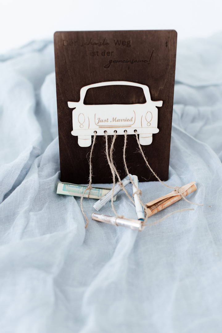 Geldgeschenk Just Married Auto dunkel gebeizt – personalisiert mit Namen und Datum, handgefertigt Bayern