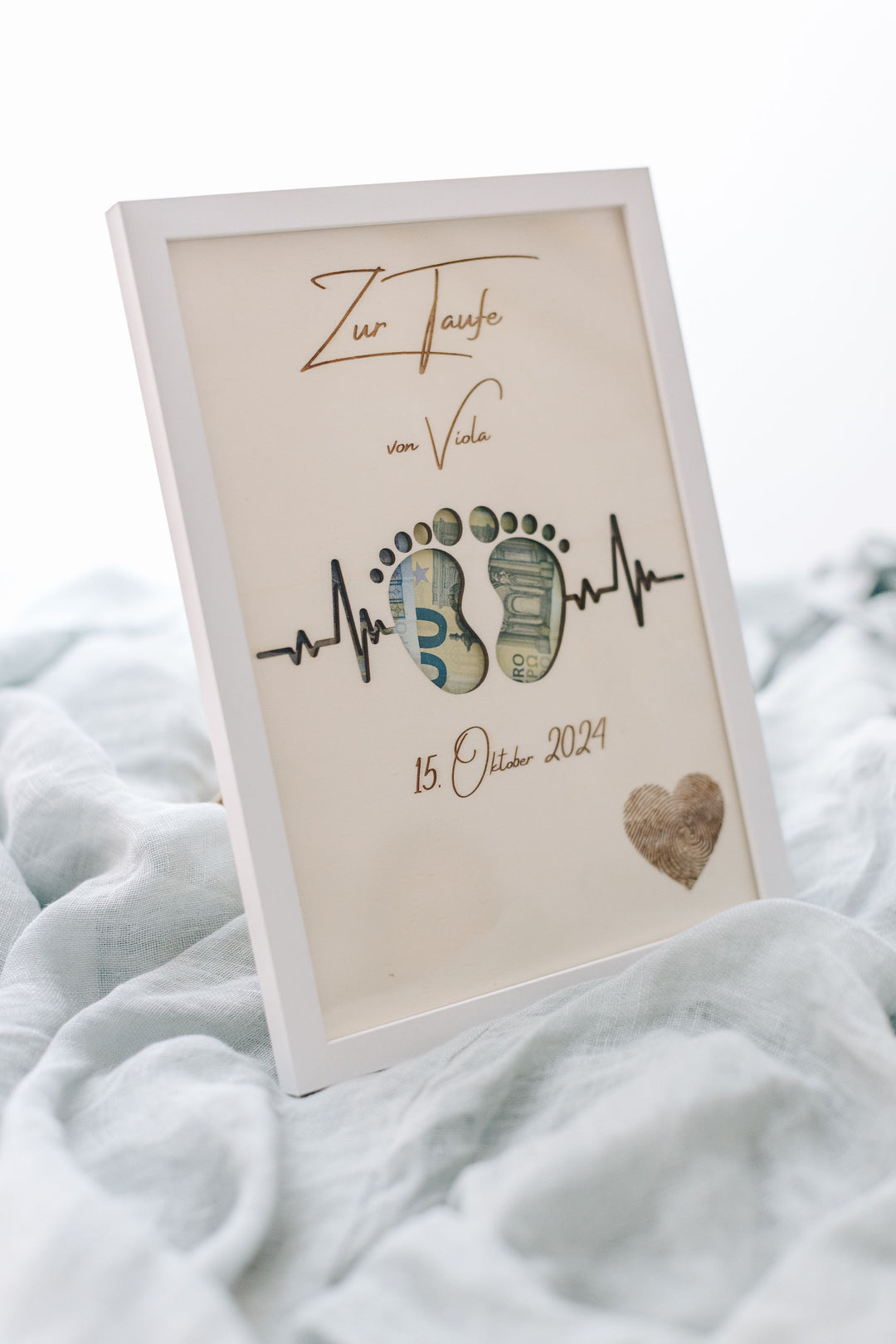 Personalisiertes Geldgeschenk zur Taufe – Babyfüßchen und Herzschlag aus Holz mit Namen und Datum, handgefertigt in Bayern