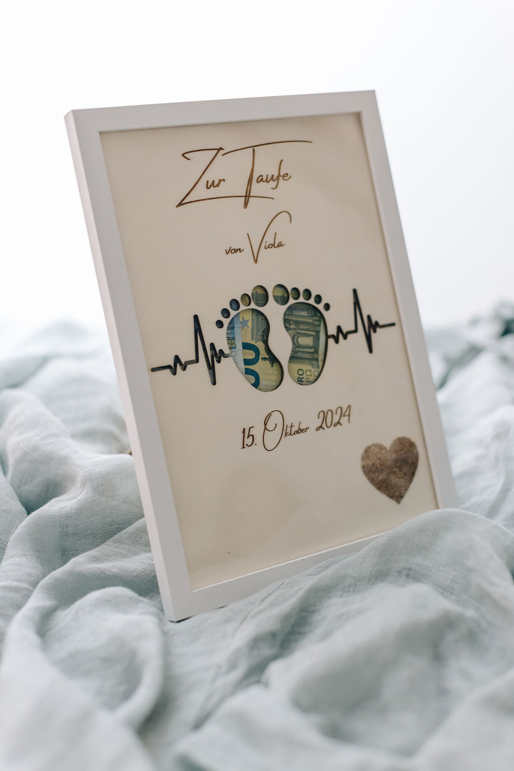 Herzschlag, Babyfüßchen und Fingerabdruck-Herz lasergeschnitten – Taufgeschenk aus Holz handgefertigt