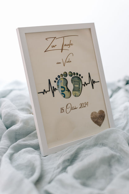 Herzschlag, Babyfüßchen und Fingerabdruck-Herz lasergeschnitten – Taufgeschenk aus Holz handgefertigt