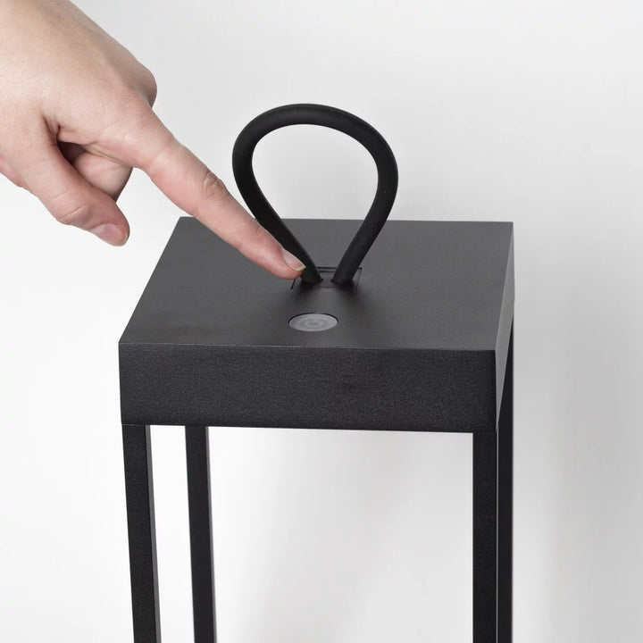 Hand drückt Touch-Knopf kabellose Laterne Carlo Corten – stufenloses Dimmen 100 bis 10 Prozent