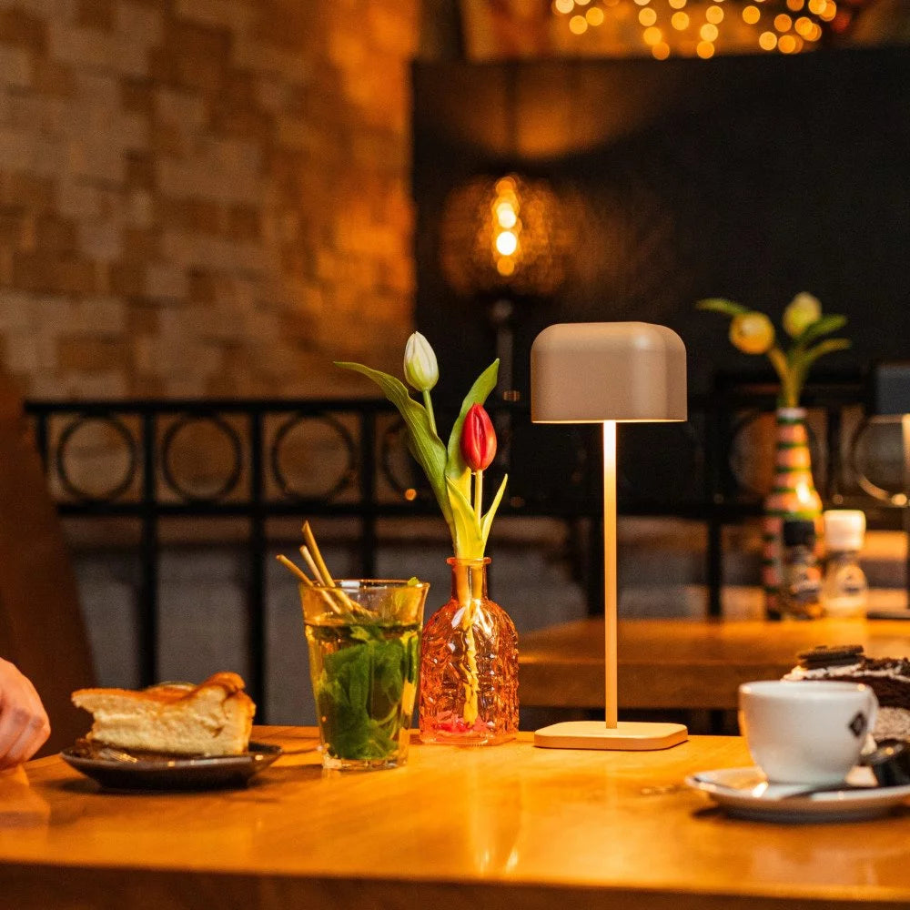 Kabellose Tischlampe Cabo Grau Beige im Café – gemütliches warmweißes Stimmungslicht