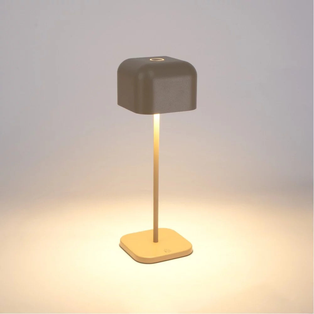 Grau-beige Akku Tischleuchte eingeschaltet mit Touch-Sensor und warmem Downlight-Effekt