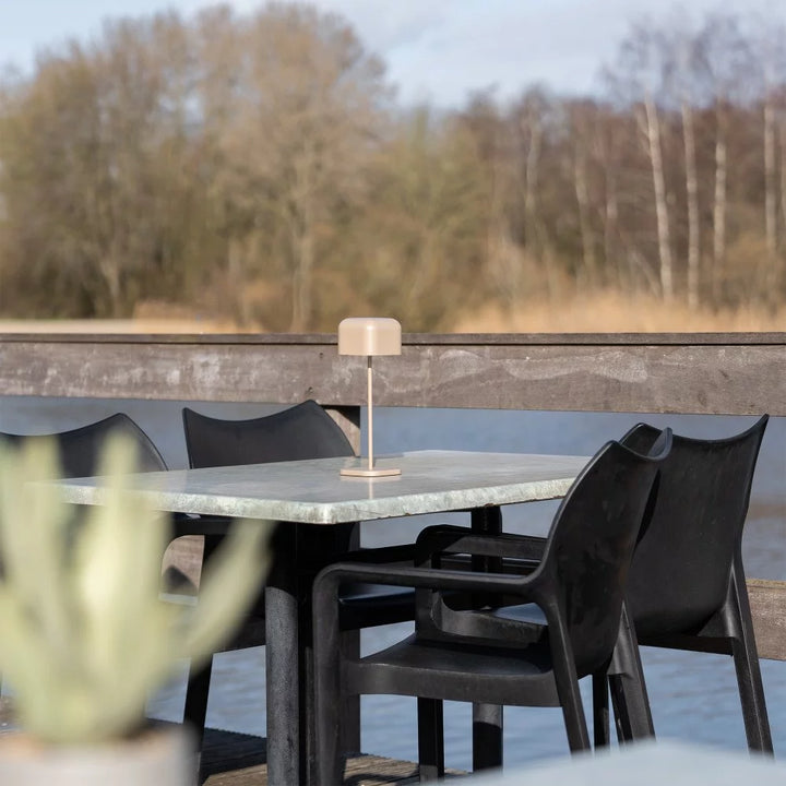Wetterfeste Akku Tischleuchte auf Restaurant-Terrassentisch am Steg im Außenbereich