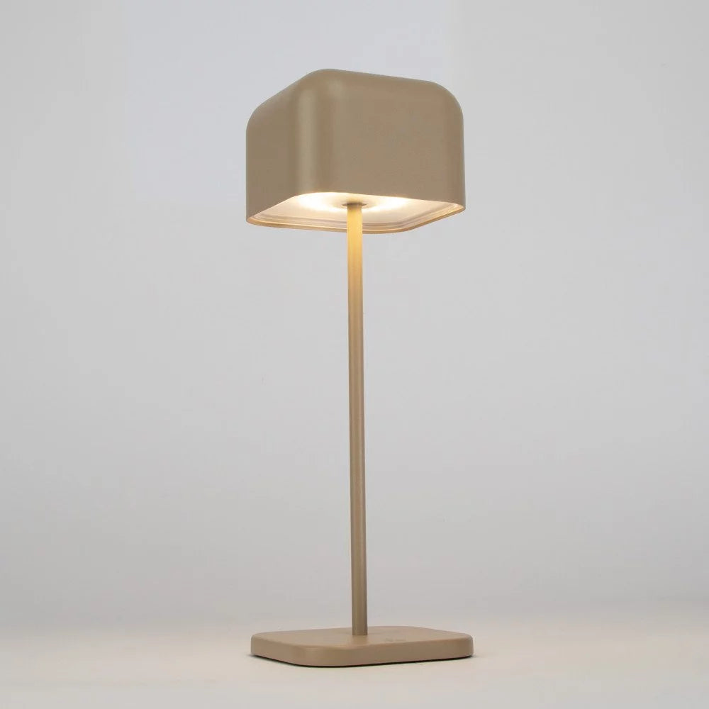 Beleuchtete Akkulampe in Grau-Beige mit blendfreiem Diffusor auf weißem Grund