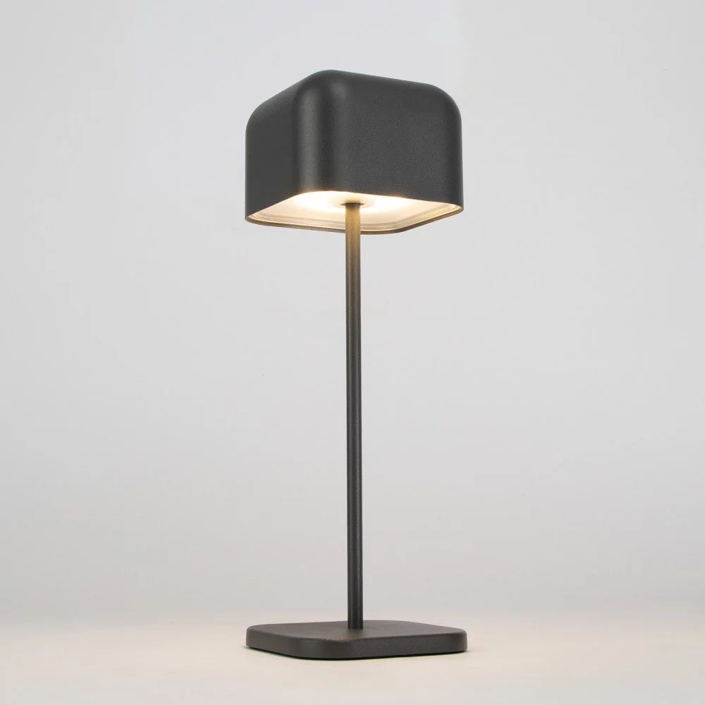 Akkuleuchte in Anthrazitgrau beleuchtet mit blendfreiem Diffusor und direktem Downlight