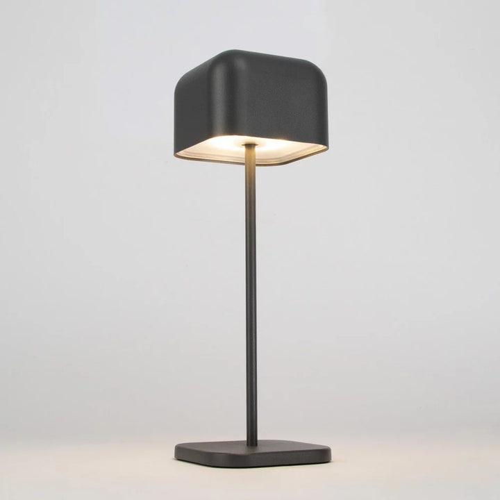 Akkuleuchte in Anthrazitgrau beleuchtet mit blendfreiem Diffusor und direktem Downlight