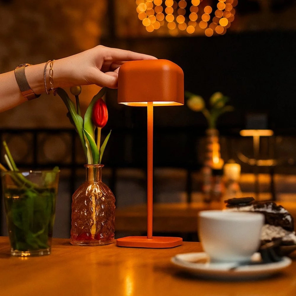 Kabellose Tischlampe Cabo Matt Orange Café Nahaufnahme – warmweißes Stimmungslicht Detail