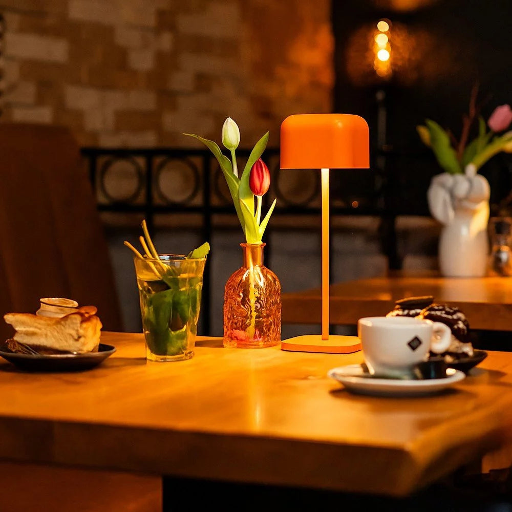 Kabellose Tischlampe Cabo Matt Orange im Café – warmes Stimmungslicht lebendiger Farbakzent