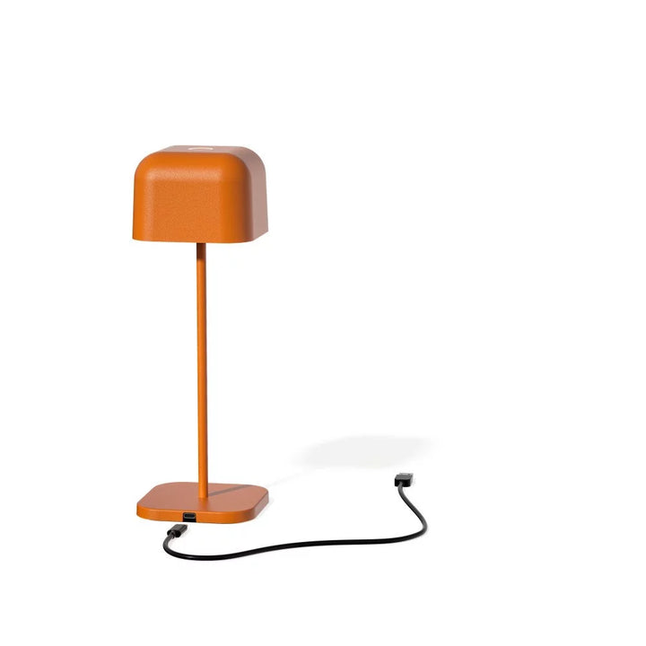 Ladekabel und Ladeöffnung kabellose Tischlampe Cabo Matt Orange – USB Magnetlader von unten