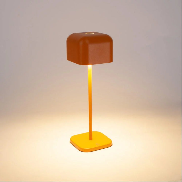 Kabellose Tischlampe Cabo Matt Orange leuchtend freigestellt – LED 240 Lumen warmweiß 2700K
