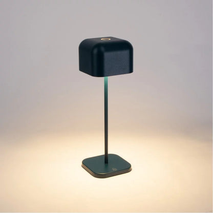 Kabellose Tischlampe Cabo Matt Ozeanblau leuchtend freigestellt – LED 240 Lumen warmweiß 2700K