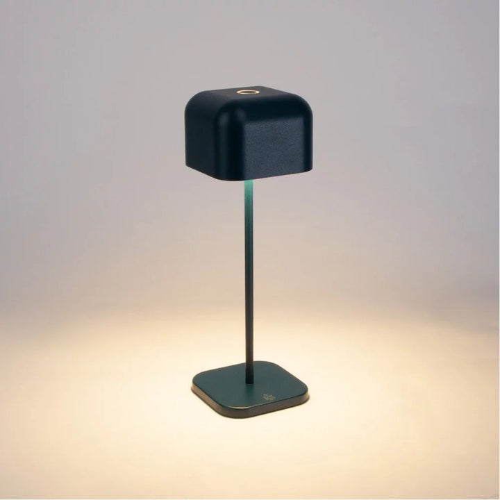 Kabellose Tischlampe Cabo Matt Ozeanblau leuchtend freigestellt – LED 240 Lumen warmweiß 2700K
