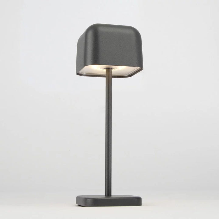 Beleuchtete Akku Tischlampe in Anthrazitgrau mit blendfreiem Diffusor, Freisteller